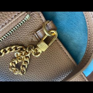 Tory Burch Britten Wallets Authentic in Tan